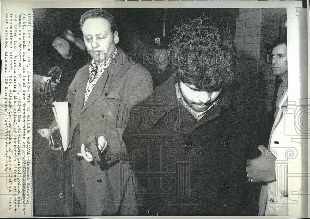 1974 Press Photo Ishmael Berretto With New York City Detective - Historic Images