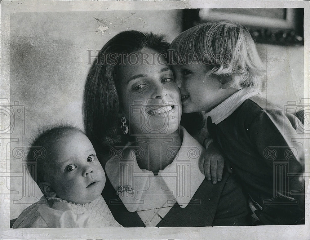 1972 Press Photo Mrs Paul A Barringer &amp; her children on Mother&#39;s Day - Historic Images