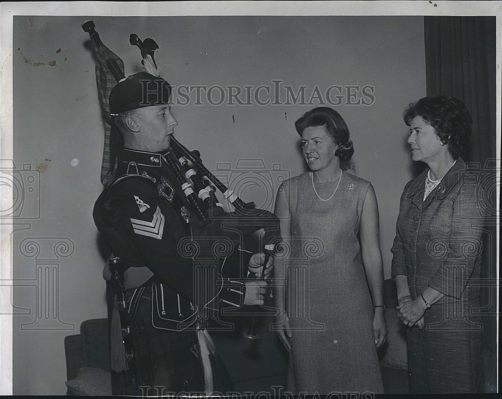 1966 Press Photo Pipe sgt Dan Card, mrs AH Thornbull,Mrs MK Bartlett - Historic Images