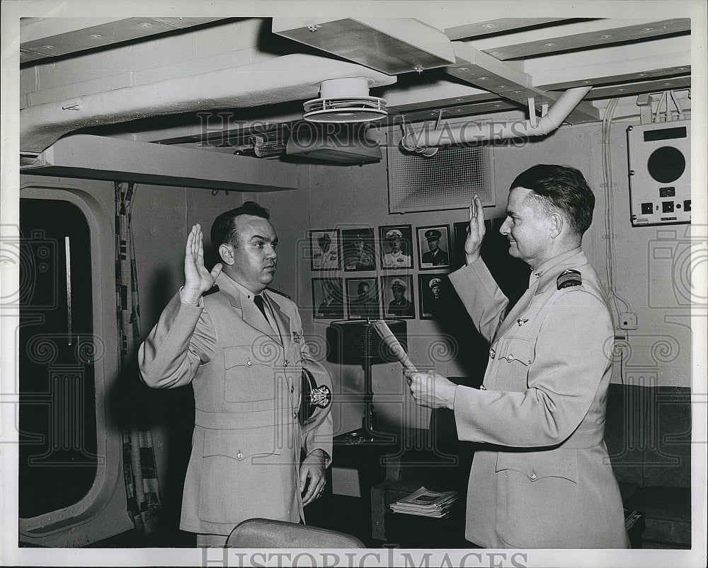 1960 Press Photo Captain Sugrar swears in S Thorsen - Historic Images