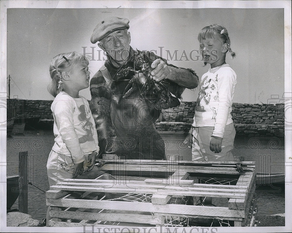 1958 Press Photo Lobsterman Charles Terrets, Audrey Swift &amp; sister Valerie - Historic Images