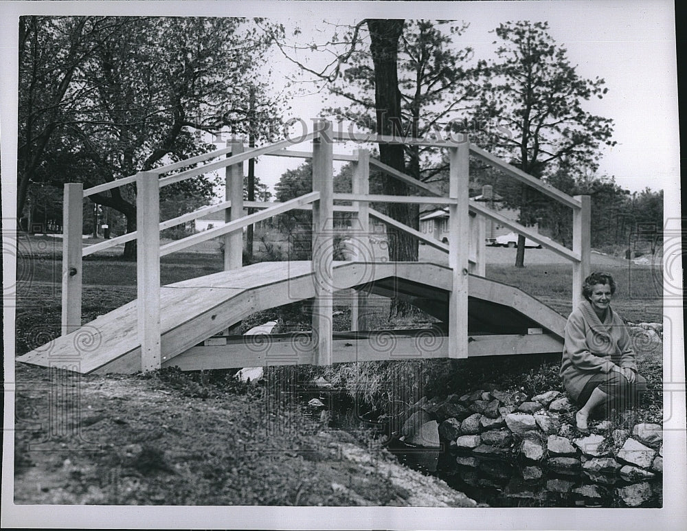 1963 Press Photo Mr sGeorge Terren &amp; arched bridge for her Mother&#39;s day gift - Historic Images