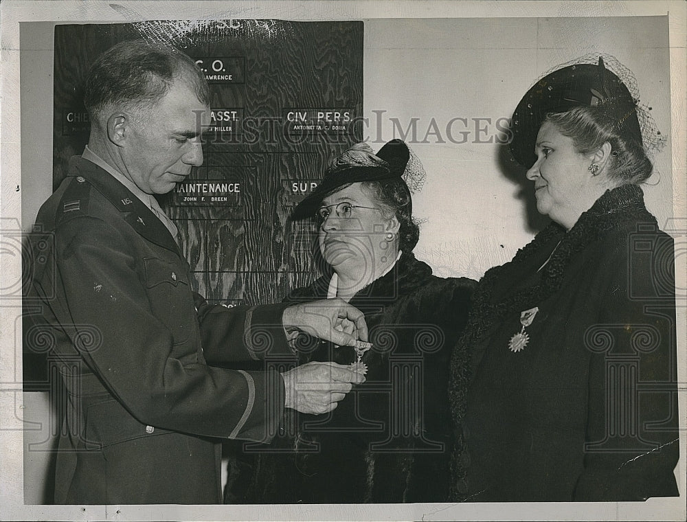 1945 Press Photo Capt. Wasson Lawrence,USAAF,Mrs Wm Powers, Mrs R Zikorus - Historic Images