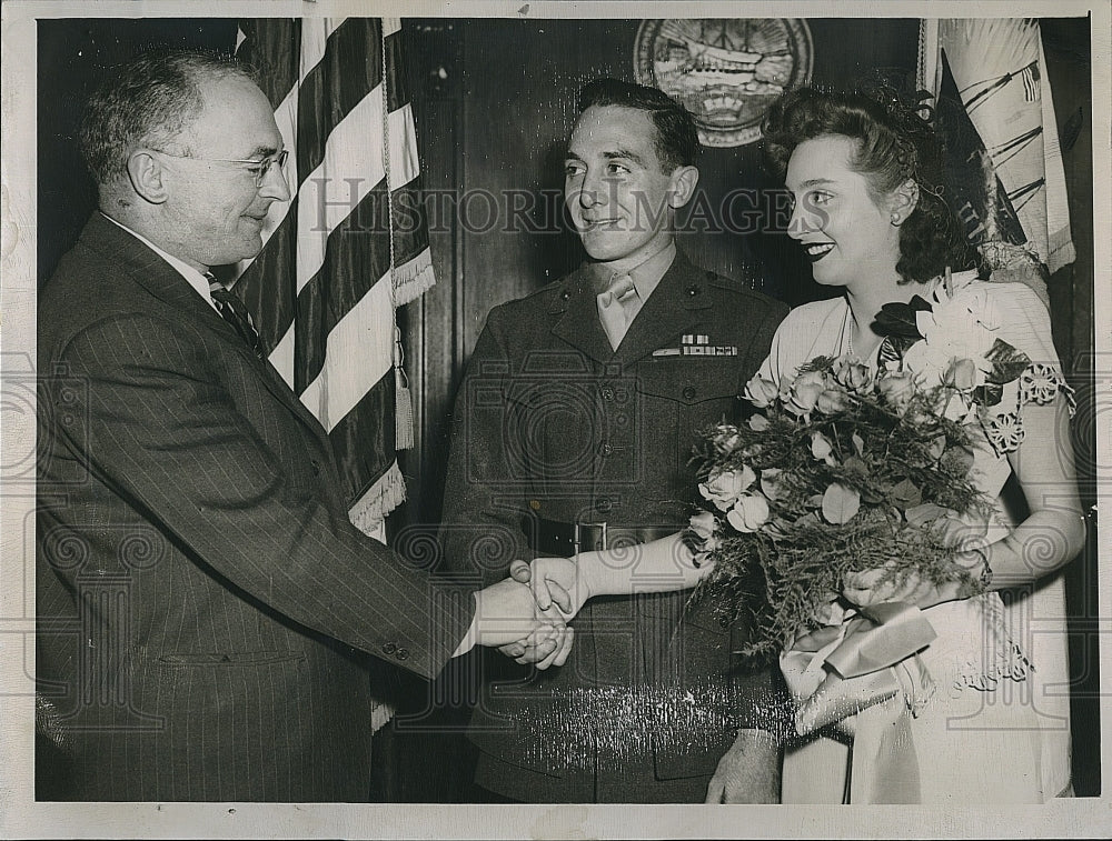 1945 Press Photo Marine staff Sgt G Lohmiller,bride Barb Swendsen &amp;  Walter Lawrence - Historic Images