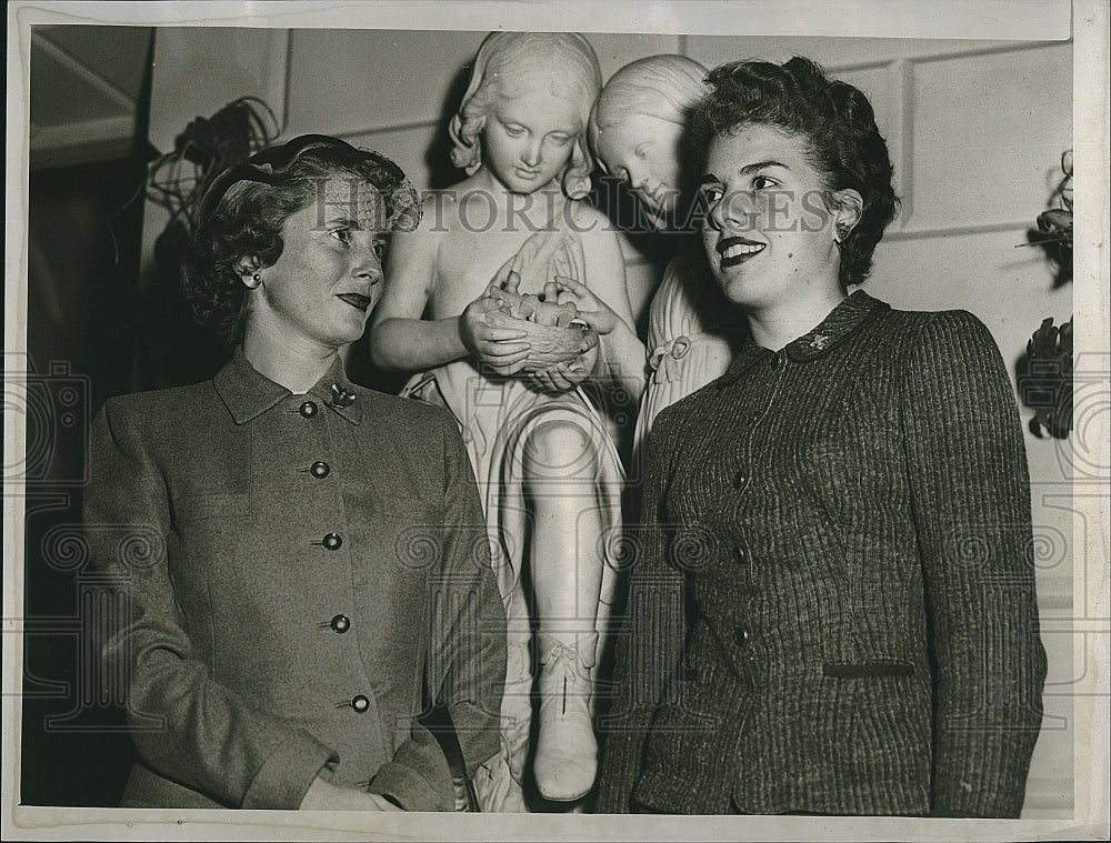 1955 Press Photo Mrs George Thurber &amp; Margot Lane at Vincent club - Historic Images