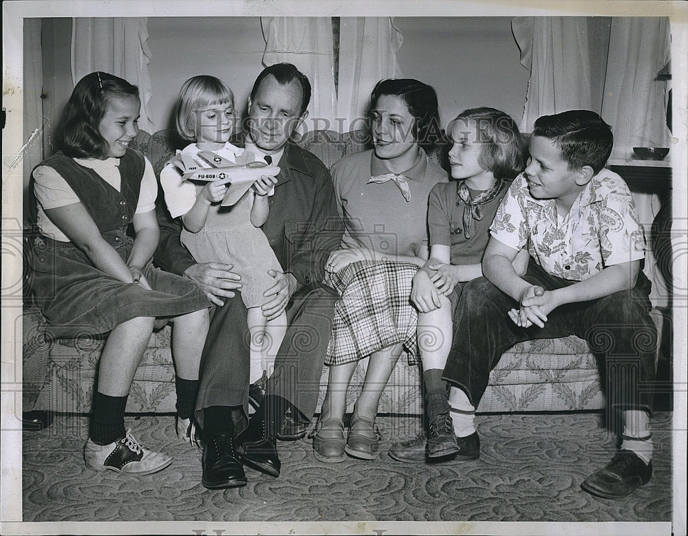 1952 Press Photo Col Harrison R Thying and his family at home - Historic Images