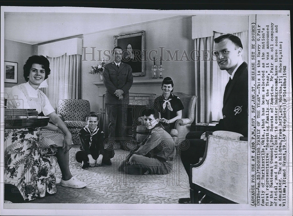 1962 Press Photo Harry G Fair &amp; family for &quot;Scouting Family of the Year&quot; - Historic Images