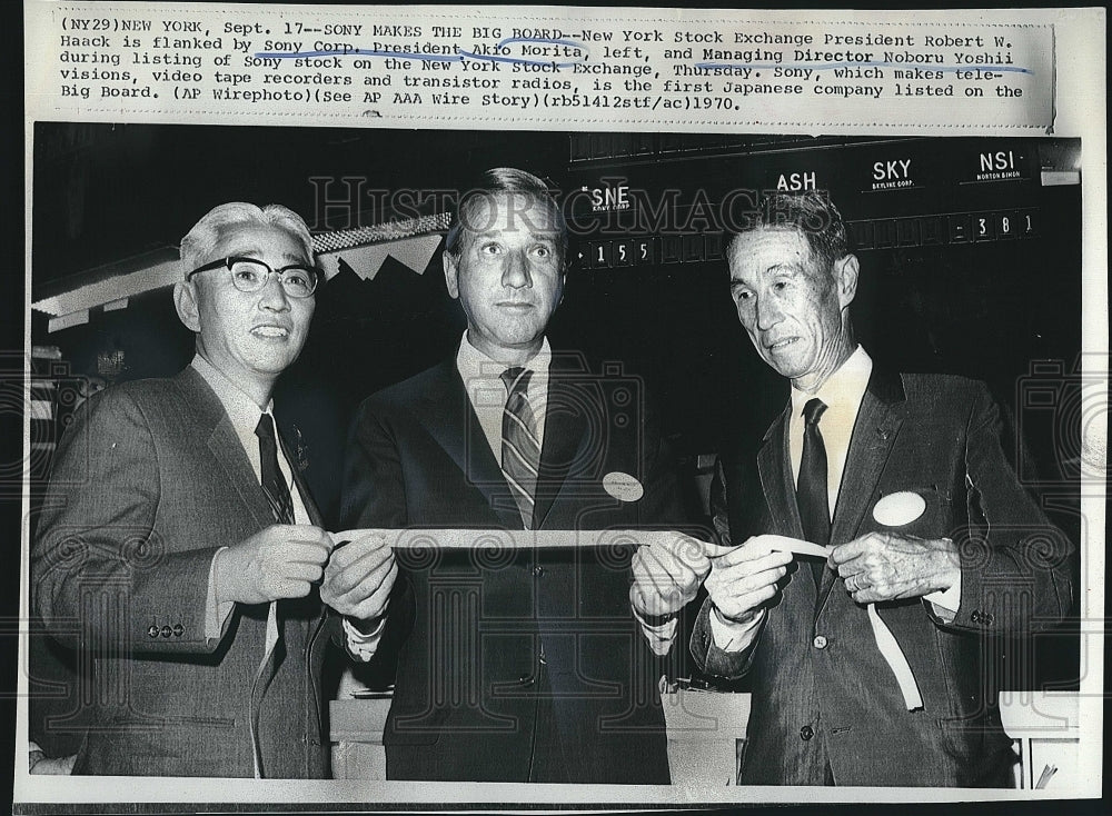 1970 Press Photo NY Stock Exchange President Robert Haack Flanked By Morita Yosh - Historic Images