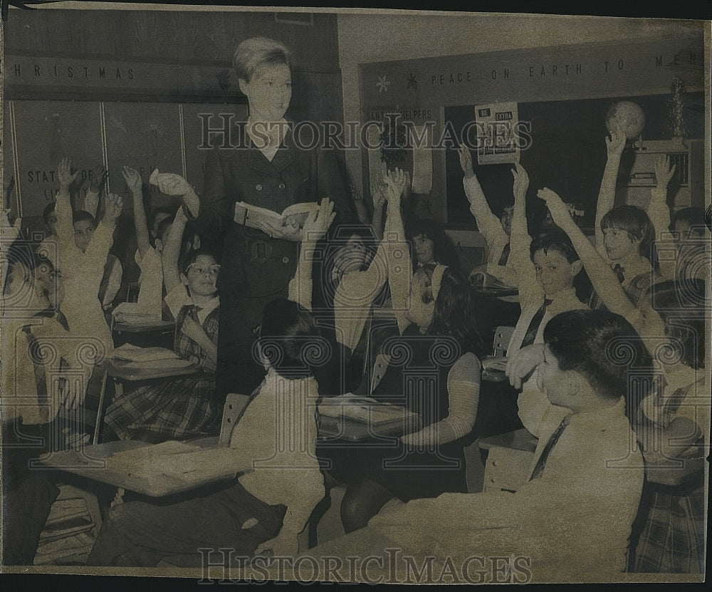 Press Photo Mrs Bernard Lawton &amp; her 3rd grade class T St Vito school - Historic Images