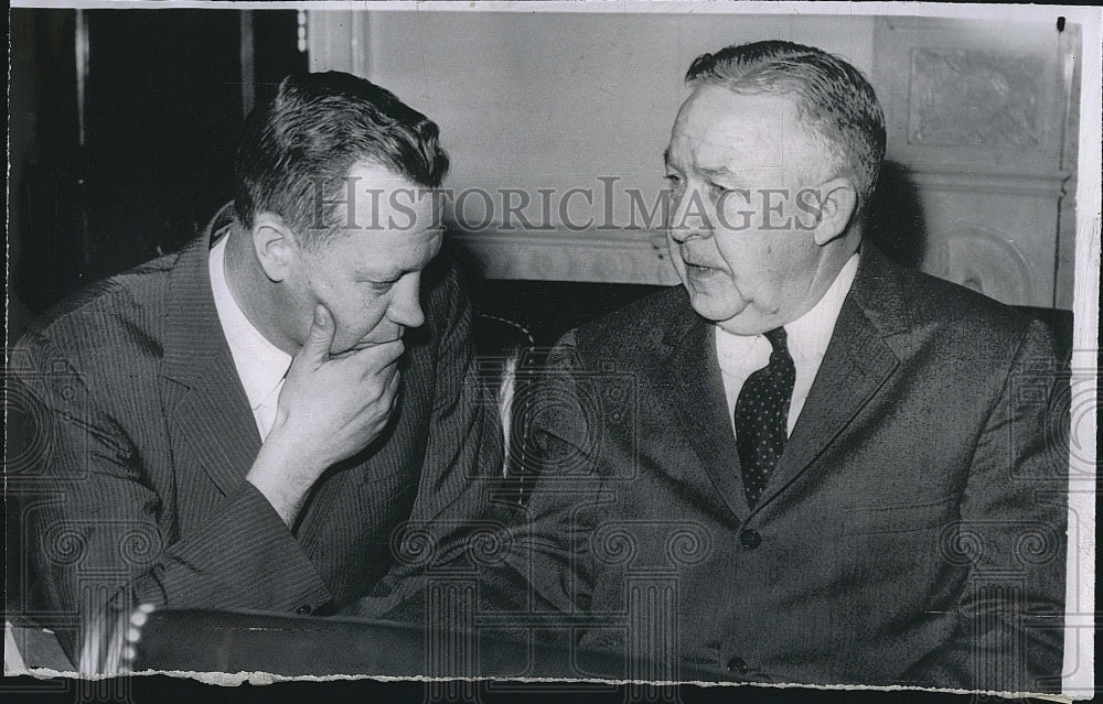 1962 Press Photo Charles H Lawton & atty Walter May - Historic Images