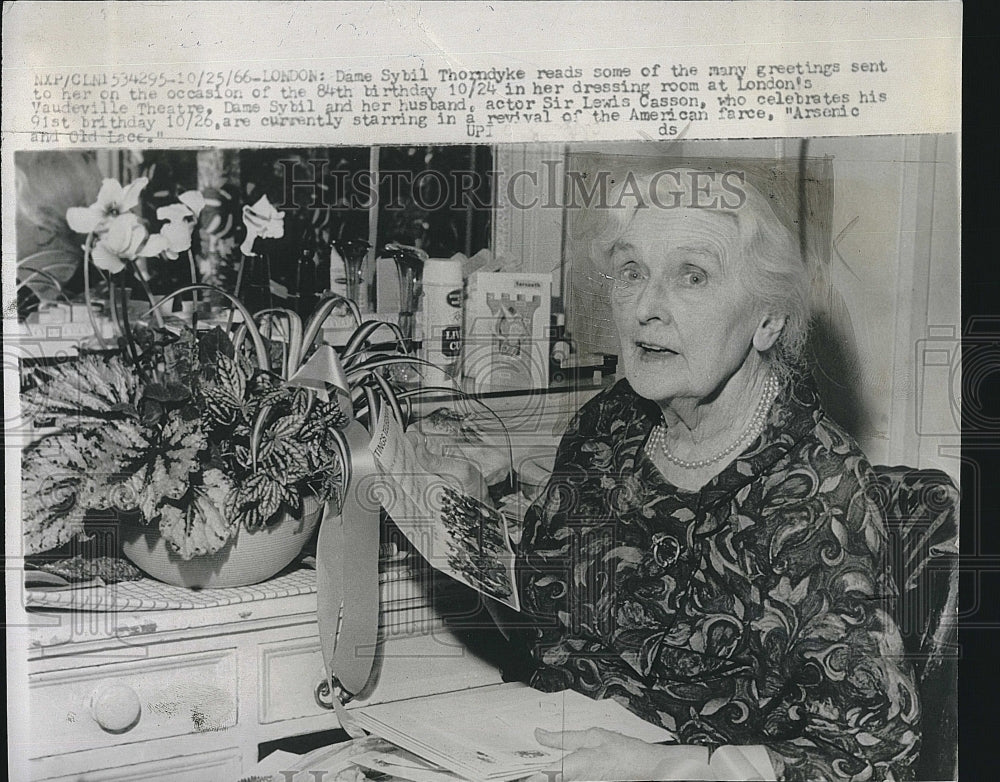 1966 Press Photo Dame Sybil Thorndyke on 84th birthday - Historic Images