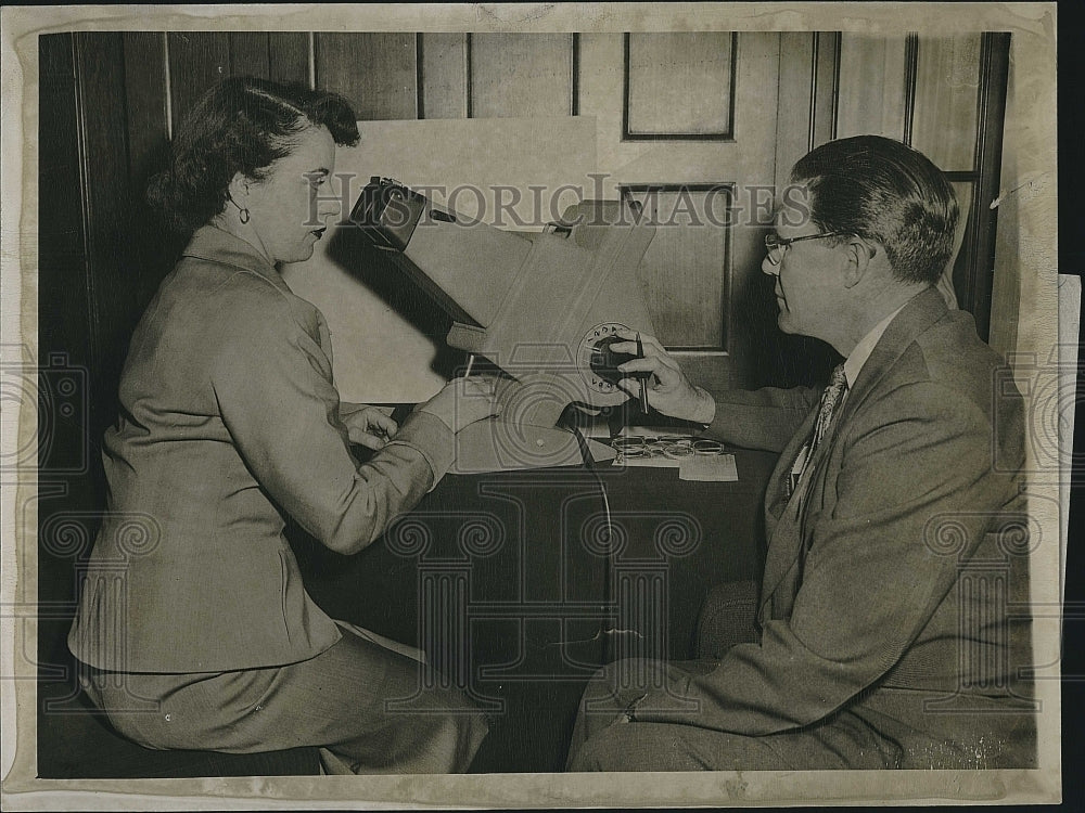 1953 Press Photo Dorothy Dolan and William Cameron at Optometrists Meeting - Historic Images