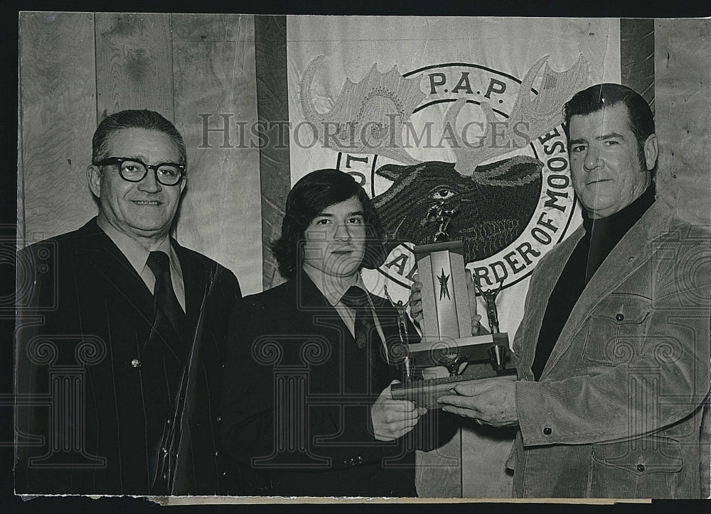 1973 Press Photo Stephen Testa, Don Quinn and Albert Testa With Track Award - Historic Images