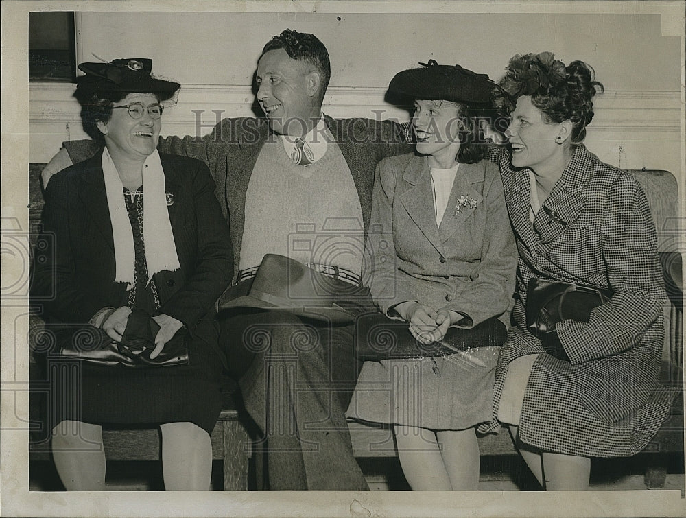 1946 Press Photo Mr &amp; Mrs Harery Doherty,Mrs J Daby &amp; Mrs W Price - Historic Images