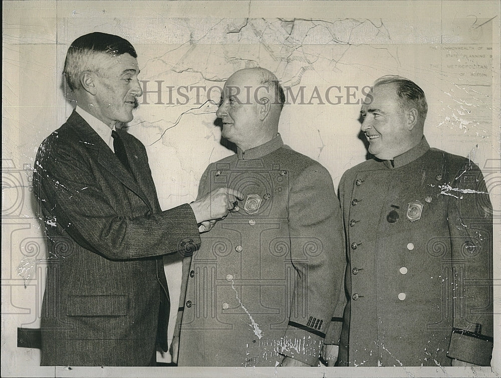 1944 Press Photo Policemen Frank Doherty &amp; William Hallion Commemorated - Historic Images