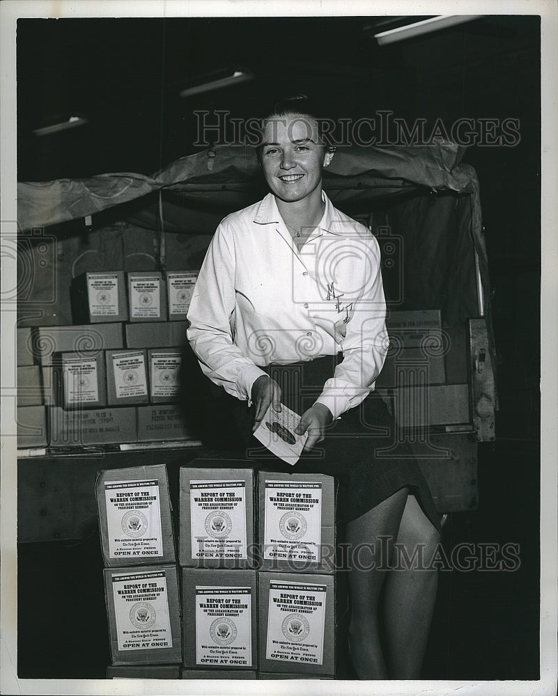 1964 Press Photo MAry Clifford &amp; Bantam books for New England - Historic Images