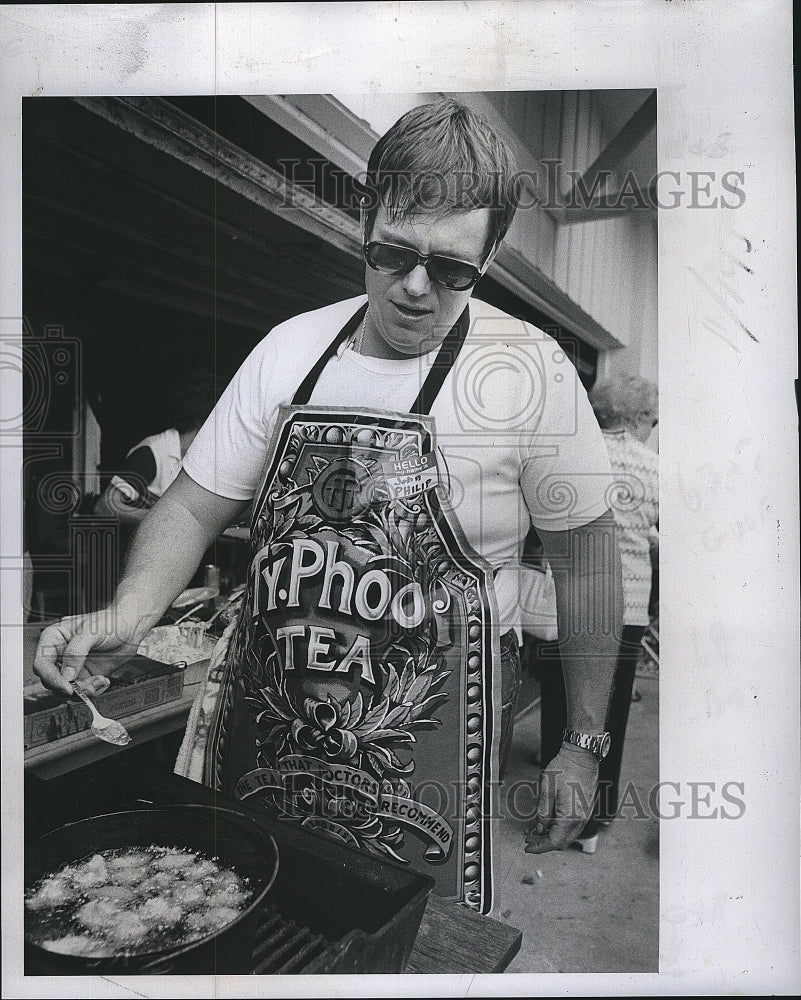 1973 Press Photo Joh Phillips prepares hush puppies on a grill - Historic Images