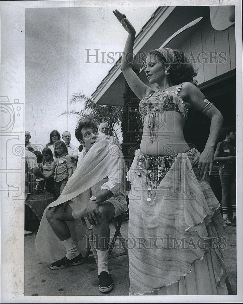 1973 Press Photo Chuck Roney watches bancer Nadrilla - Historic Images