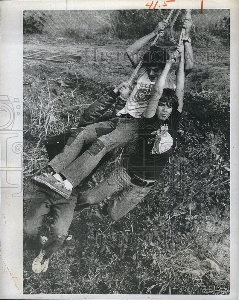 1975 Press Photo Kids play on a tree swing in park in Pinellas Park, Fla. - Historic Images