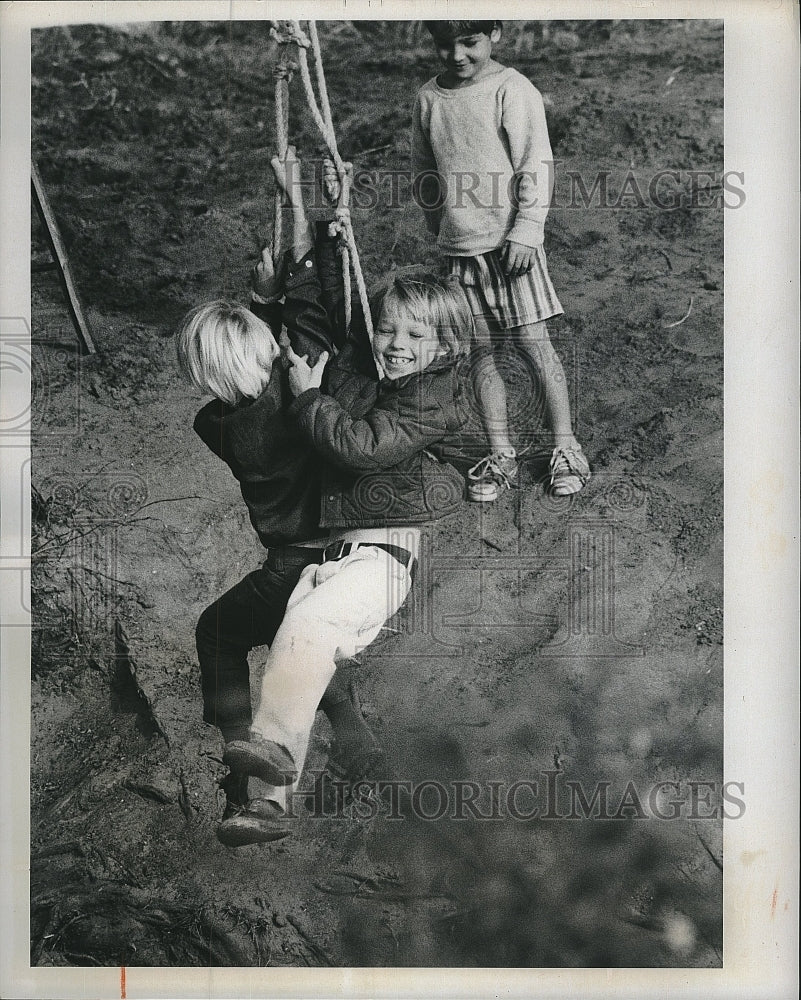 1975 Press Photo Kids on Swing in Pinellas Park - Historic Images