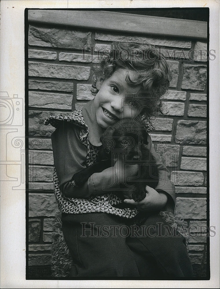 1974 Press Photo Young Child With Dog - Historic Images