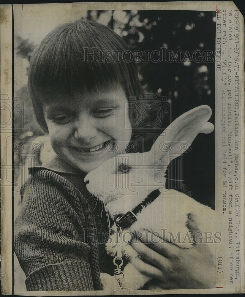 1975 Press Photo Lisa Mayhew With Pet Rabbit, Snowball - Historic Images