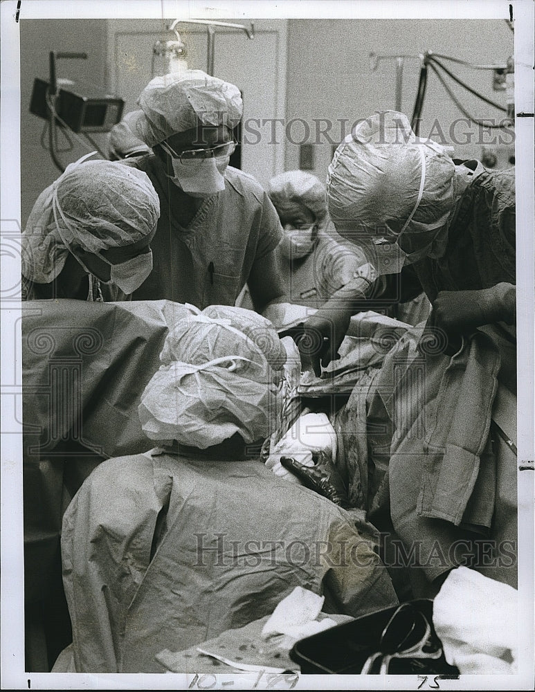 1978 Press Photo Surgeons Treating Patient on &quot;Lifeline&quot; - Historic Images