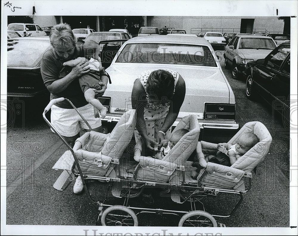 1990 Press Photo Mrs Livingstone & her triplets - Historic Images