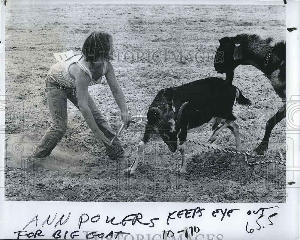 1978 Press Photo Ann Powers tying a ribbon on a goat at the Triple-S Stables. - Historic Images