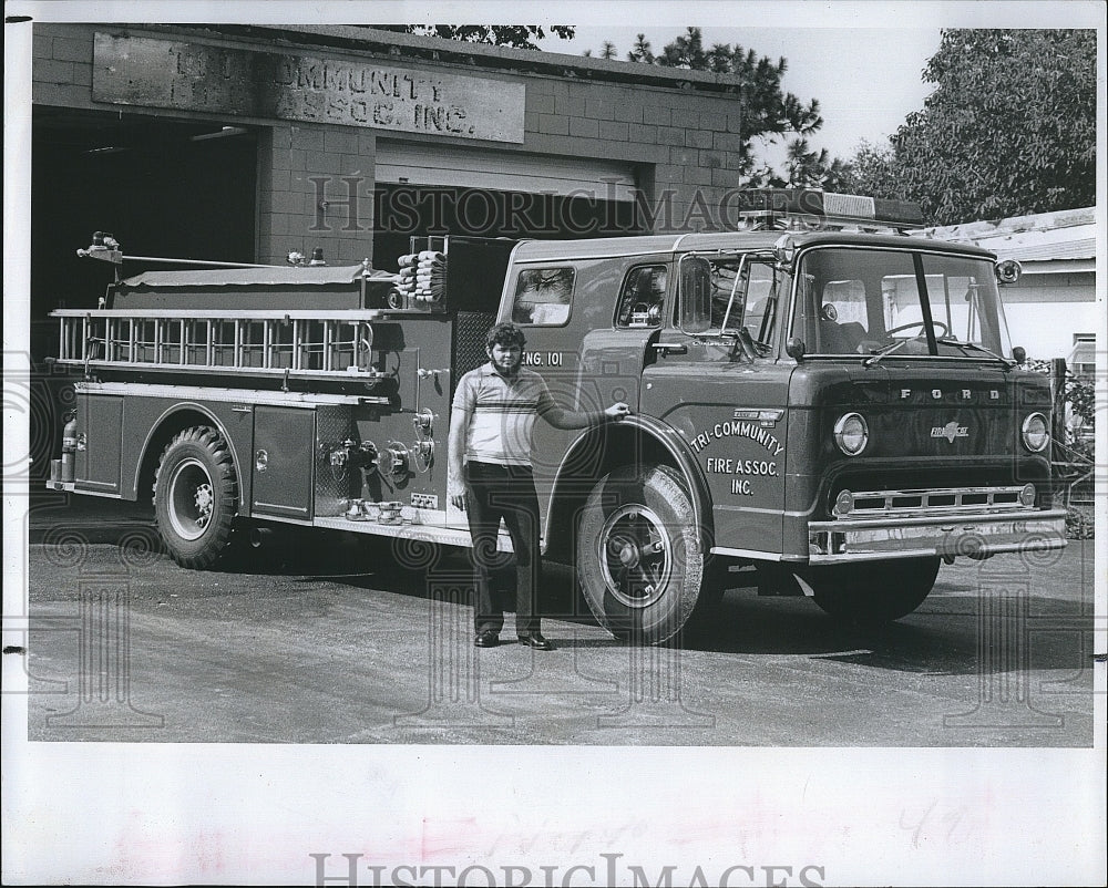 1982 Press Photo Fire Chief Danny Roberts  at the Tri-Community Volunteer Dept. - Historic Images