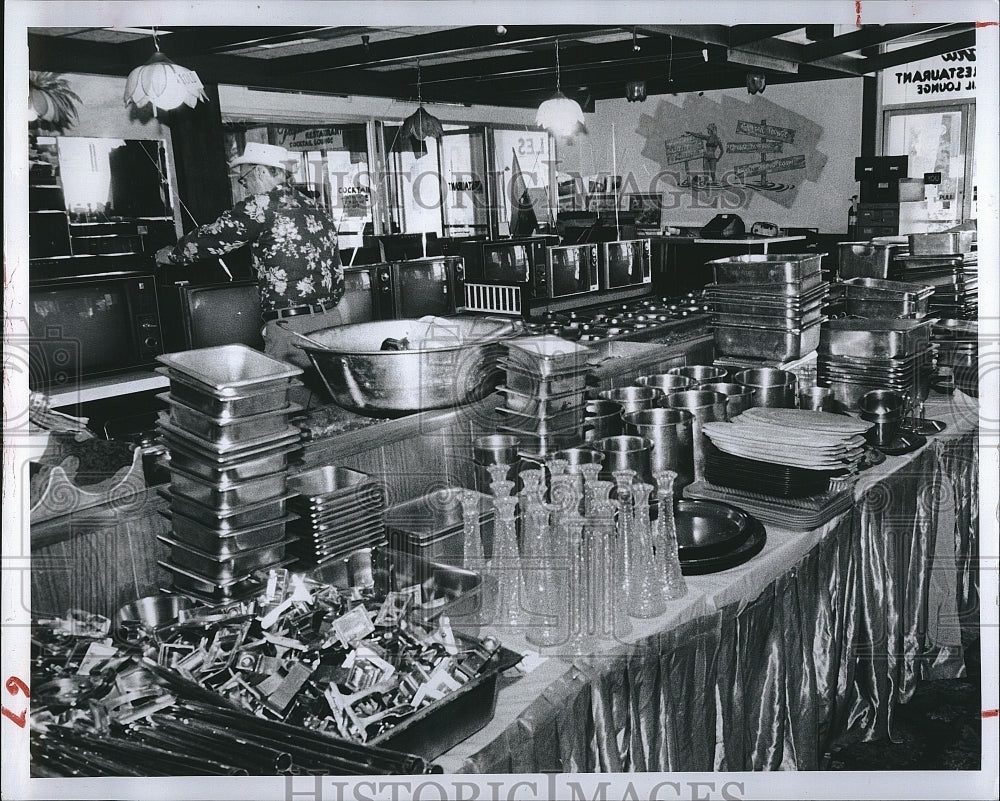 1984 Press Photo Furniture , cooking wares on sale at Tropicana Hotel. - Historic Images