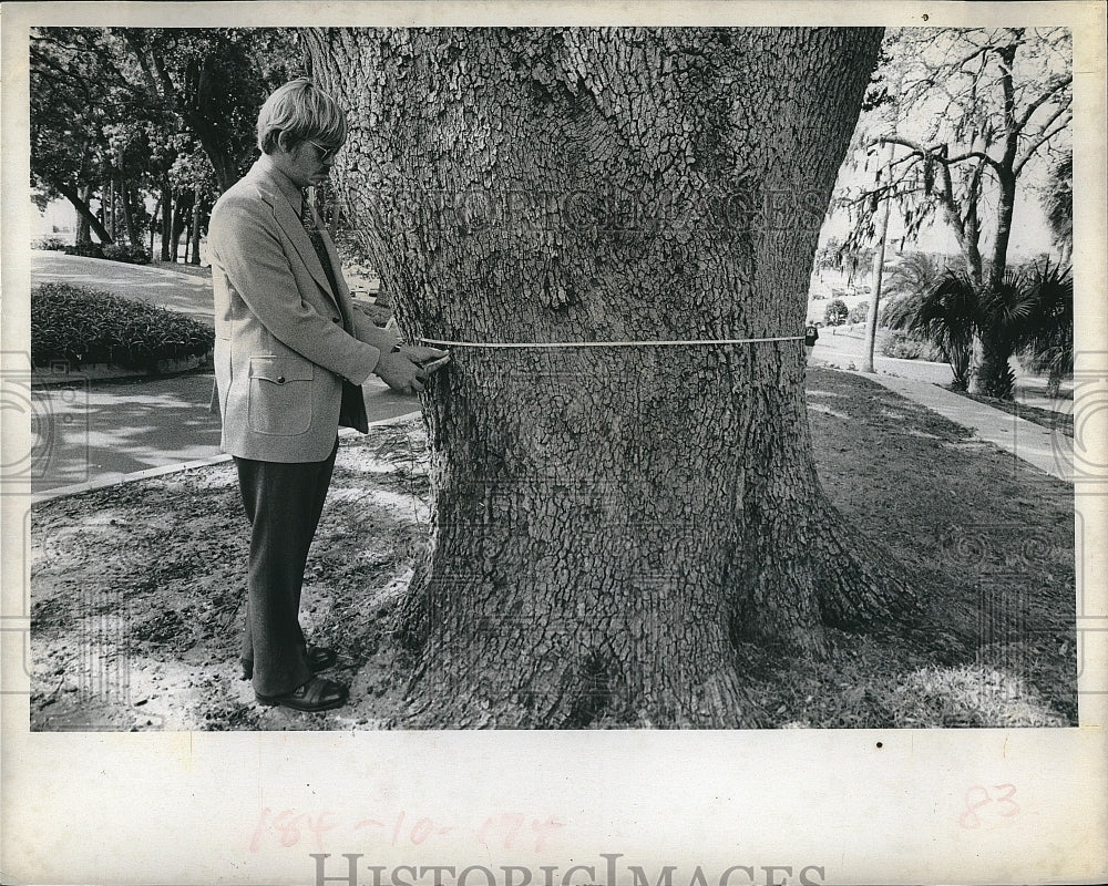 1972 Press Photo Mr Kenton a city forester in Florida measures a tree - Historic Images