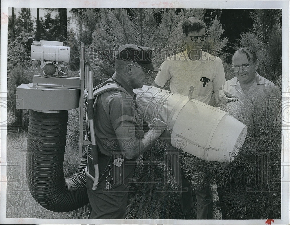 1969 Press Photo Dr Robert Wilkinson vacuums sawflies from Florida trees - Historic Images