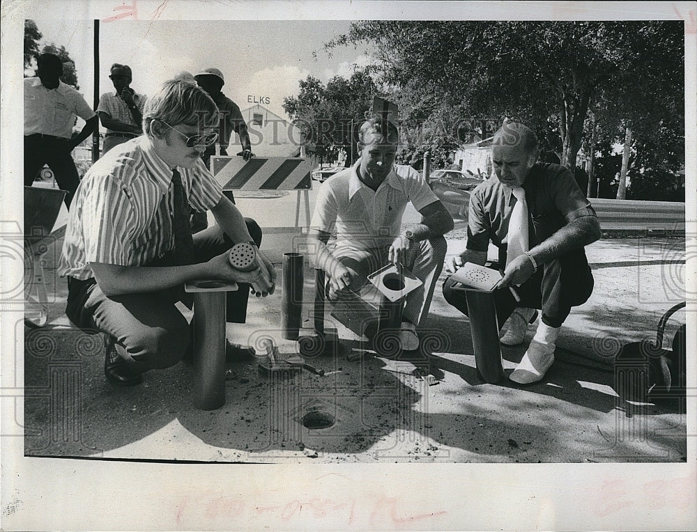 1972 Press Photo City Forester Mike Kenton,Gil Whitton, Wayne Smith plant a tree - Historic Images