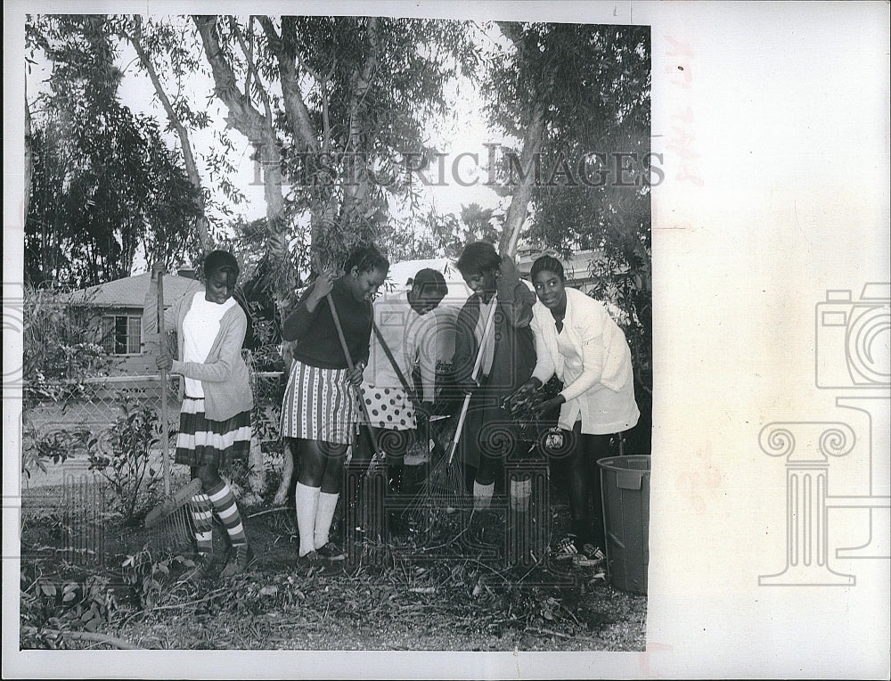 1973 Press Photo Rev Preston Leonard & kids help an elderly woman - Historic Images