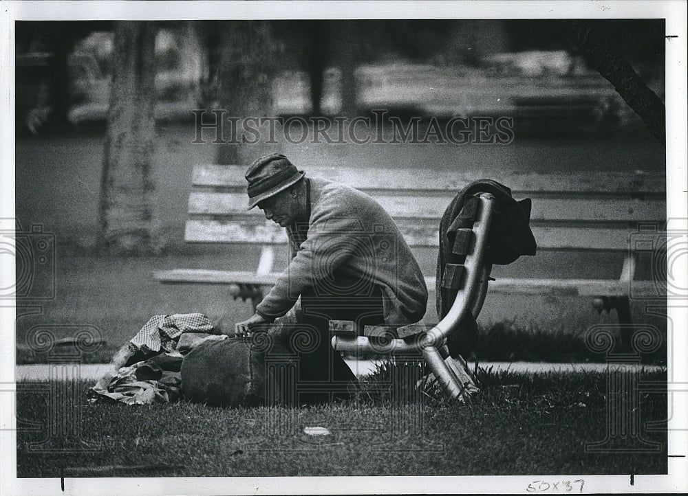 1979 Press Photo Homeless man Don Dearman lives in Williams Park in Florida - Historic Images