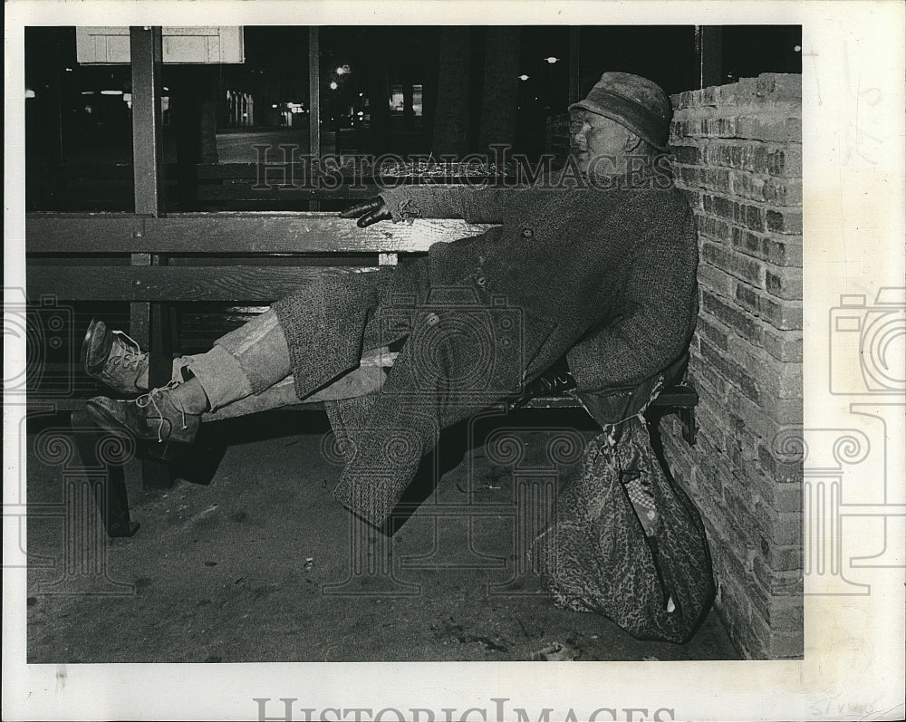 1979 Press Photo Homeless man Don Dearman lives in Williams Park in Florida - Historic Images