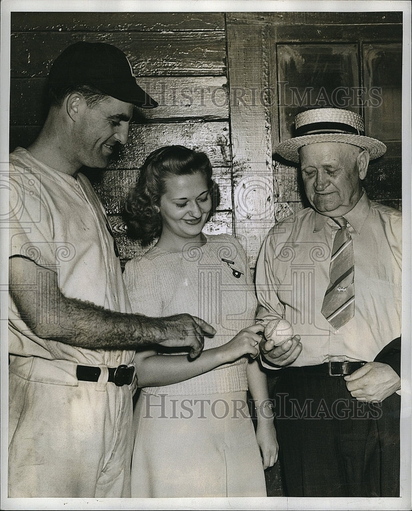 1909 Press Photo Catcher George Lacy & Miss Dorothy Carter Winner of Contest - Historic Images
