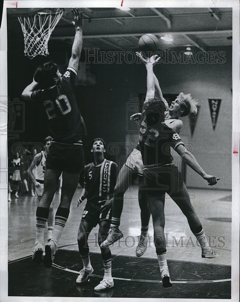 1972 Press Photo Bob Okrzesik Gerry Penczak Holy Cross Basketball Brian Carley - Historic Images