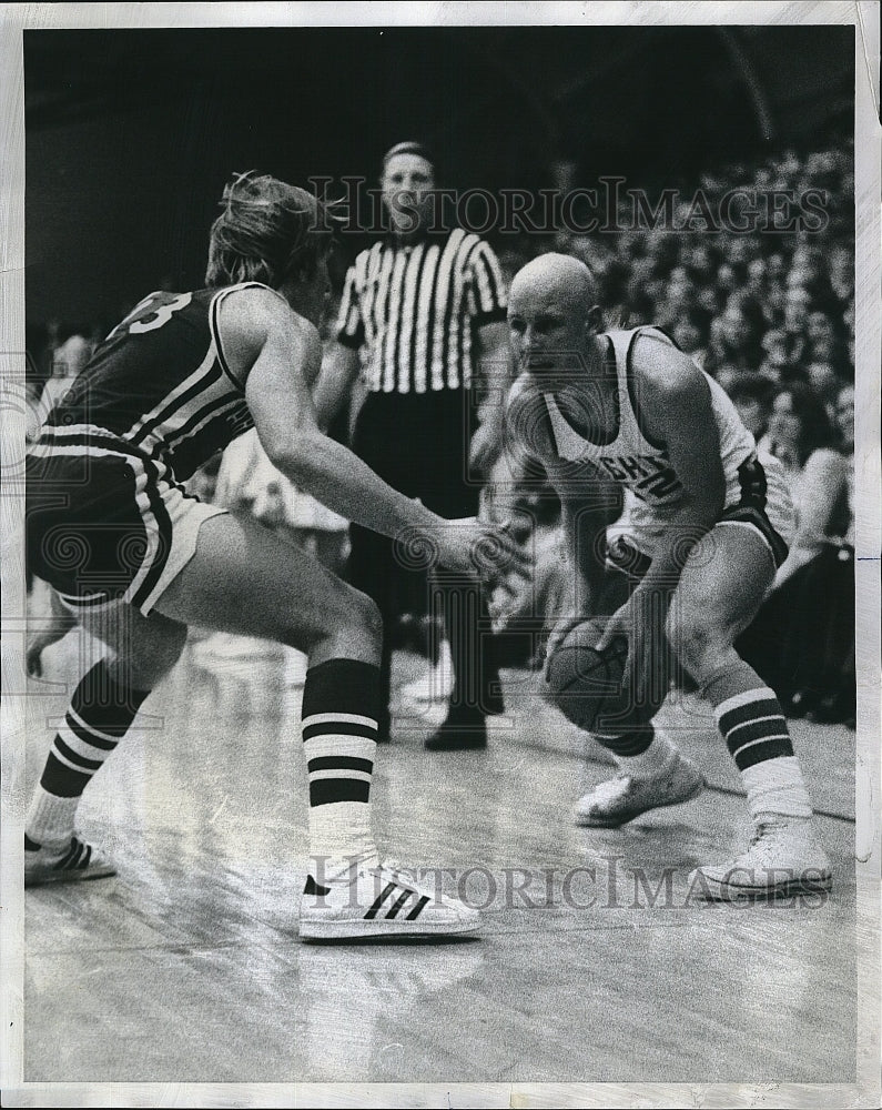 1975 Press Photo Mike Quade Player Prospect Basketball Jim Grandt Arlington - Historic Images