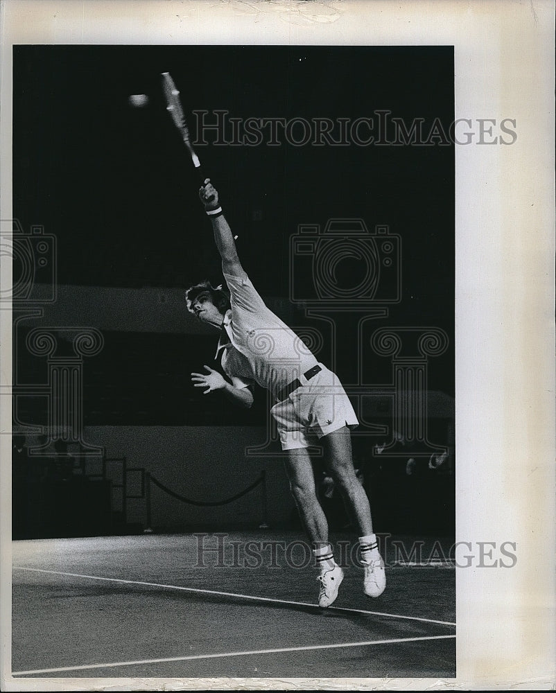 1975 Press Photo Roscoe Tanner in his left hand serve. - Historic Images