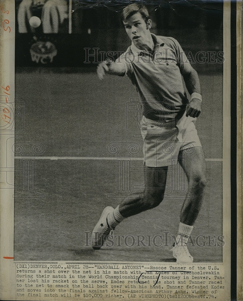 1974 Press Photo Roscoe Tanner Tennis Player Returns Ball with Hand after Losing - Historic Images