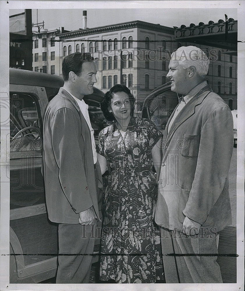 1945 Press Photo Mr &amp; Mrs Sid Luckman &amp; HB Raskin in Colorado - Historic Images