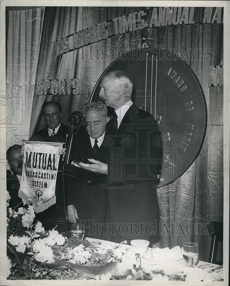 1945 Press Photo Connie Mack &amp; Athletics football legend Alonzo Stagg - Historic Images