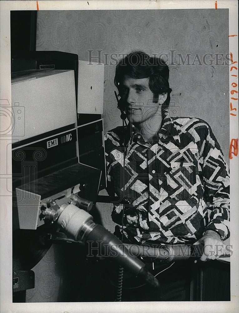 1976 Press Photo Sub 4 minute miler Marty Liquori in a broadcast booth - Historic Images