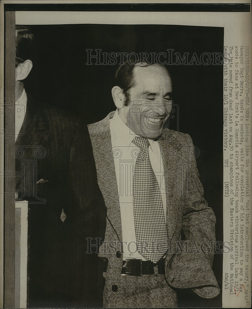 1973 Press Photo Mets manger Yogi Berra at La Guardia airport - Historic Images