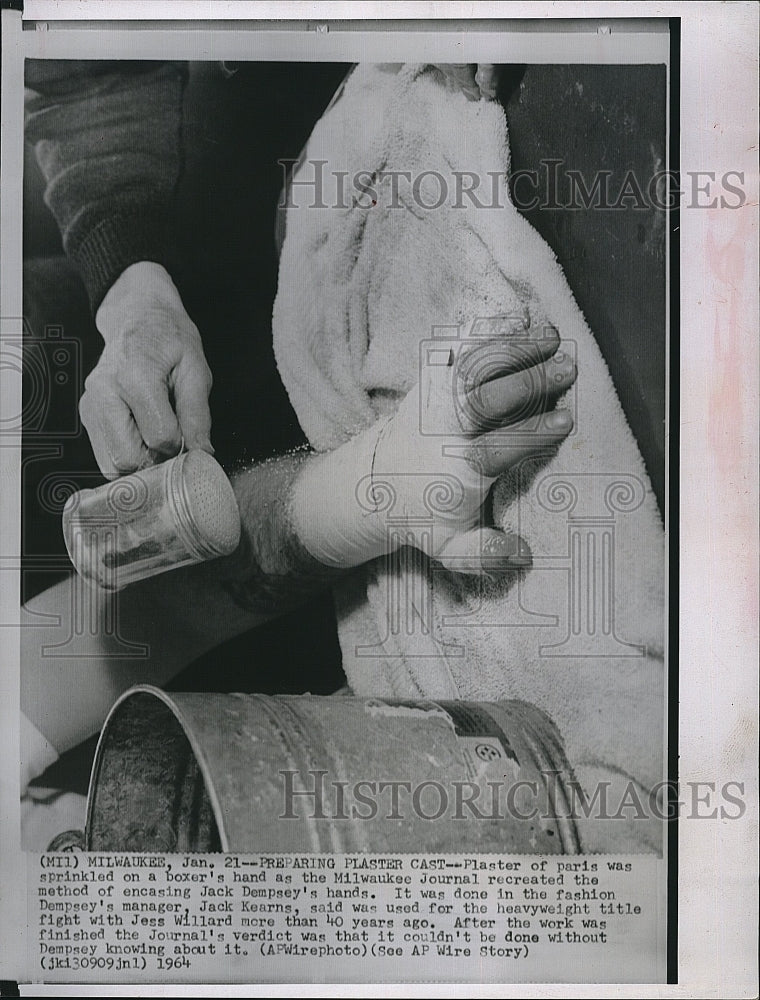 1964 Press Photo Demonstation of plaster of paris applied to a boxers hands - Historic Images