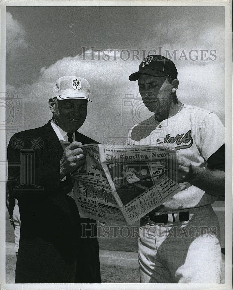 1966 Press Photo Senators Gil Hodges Checks Sporting News - Historic Images