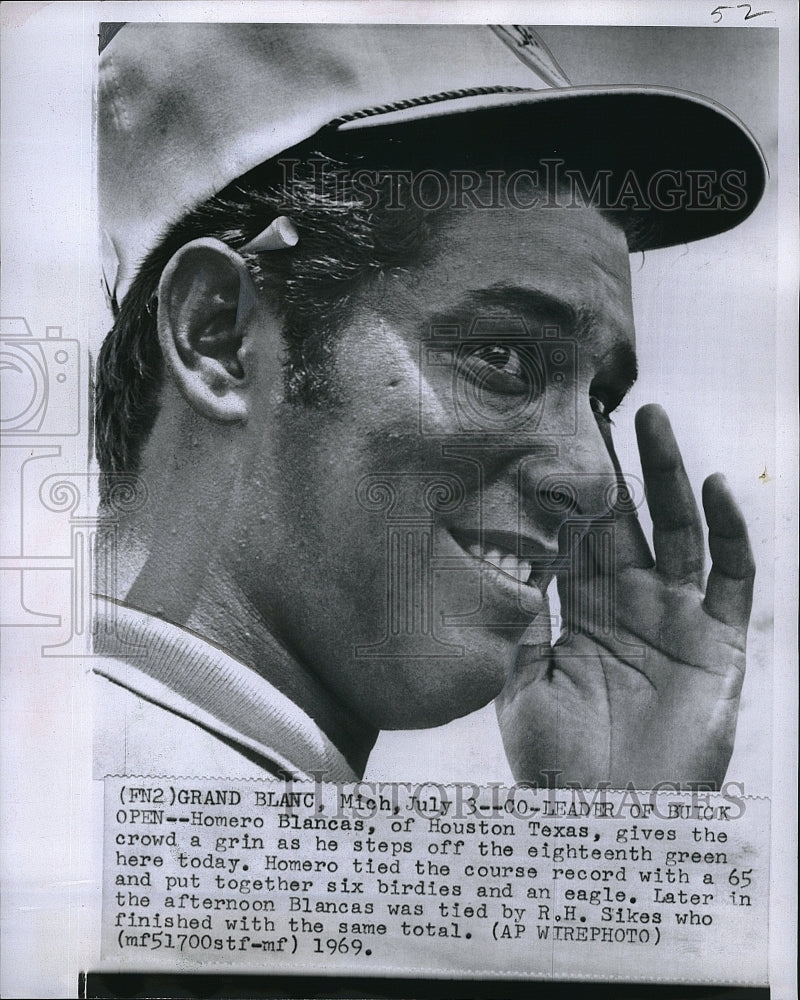 1969 Press Photo Golfer Homer Blancas Grins at Crowd at Buick Open - Historic Images