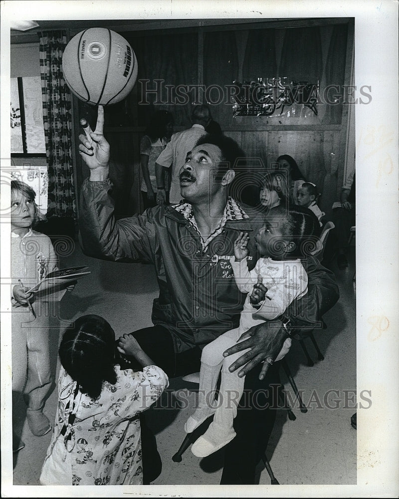 1978 Press Photo Tex Harrison, Harlem Globetrotters, All Children&#39;s Hospital - Historic Images